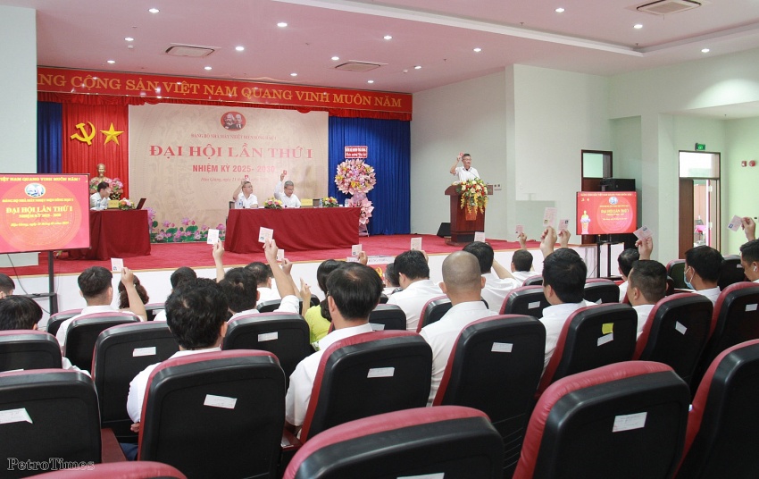 Các cán bộ, đảng viên nhà máy biểu quyết thông qua các nội dung trong chương trình Đại hội.