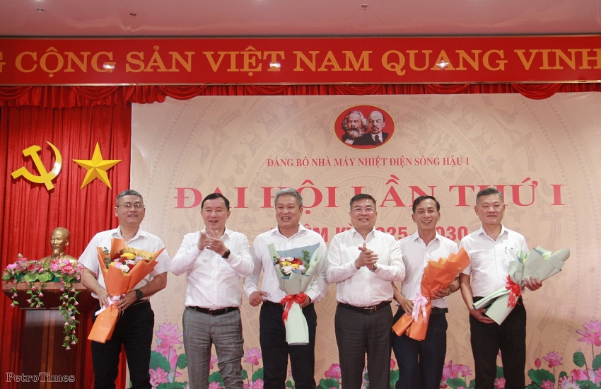 Lãnh đạo PVPGB chúc mừng các đồng chí trong Ban Chấp hành Đảng bộ Nhà máy khóa I, nhiệm kỳ 2025-2030. Trong đó, đồng chí Nguyễn Anh Tuấn được tín nhiệm bầu giữ chức Bí thư Đảng ủy Nhà máy nhiệm kỳ 2025-2030.