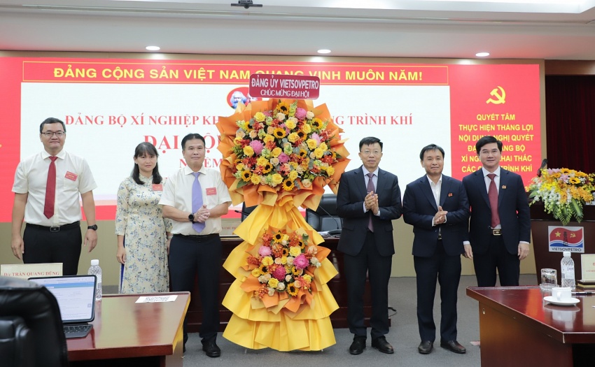 Đảng ủy Vietsovpetro tặng hoa chúc mừng Đại hội.
