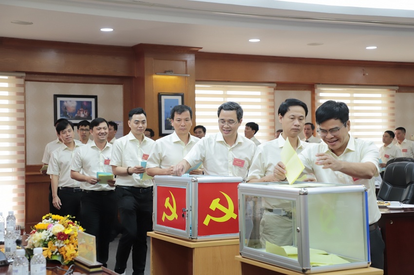 Các đảng viên bỏ phiếu bầu Ban Chấp hành Đảng bộ khóa mới