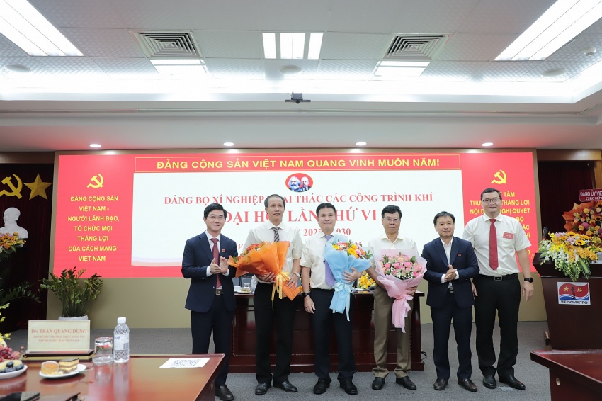 Tặng hoa tri ân các đồng chí trong BCH Đảng bộ nhiệm kỳ cũ không tham gia nhiệm kỳ 2025-2030.
