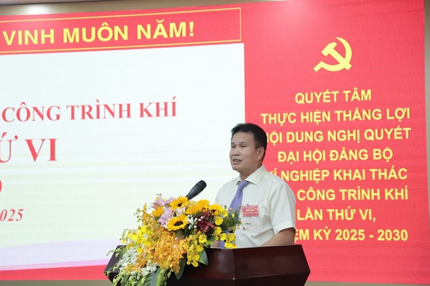 Đồng chí Nguyễn Anh Phong - Bí thư Đảng ủy, Giám đốc XN Khí trình bày Báo cáo tại Đại hội.