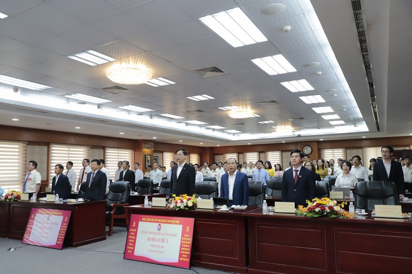 Các đại biểu thực hiện nghi thức chào cờ tại Đại hội.