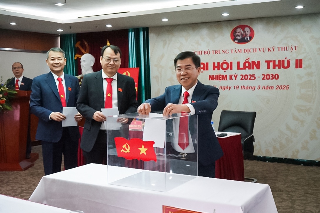 Các đại biểu bỏ phiếu bầu cấp ủy và đoàn đại biểu tham dự Đại hội đại biểu Đảng bộ PV Power nhiệm kỳ 2025-2030