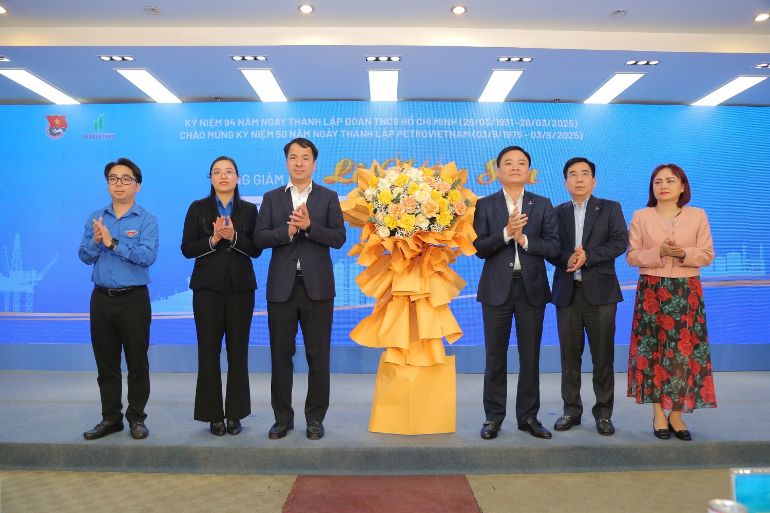 Lãnh đạo Petrovietnam tặng hoa chúc mừng Trung ương Đoàn, Đoàn Thanh niên Chính phủ, Đoàn Thanh niên Petrovietnam nhân kỷ niệm 94 năm Ngày thành lập Đoàn TNCS Hồ Chí Minh