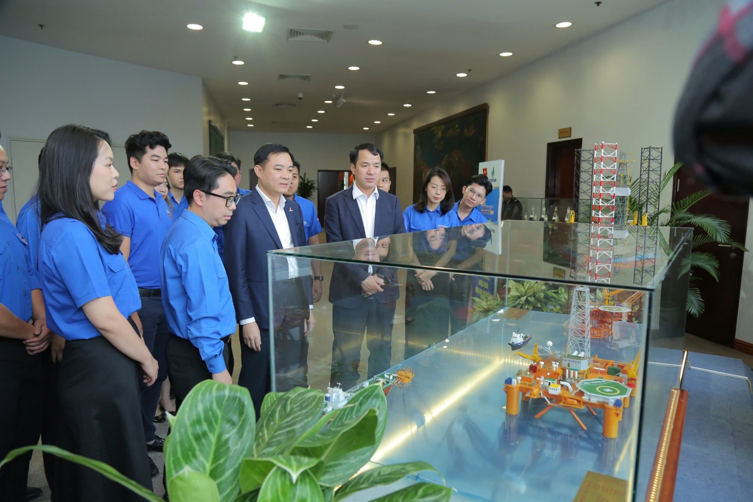 Các đại biểu tham quan mô hình các công trình dầu khí của Petrovietnam