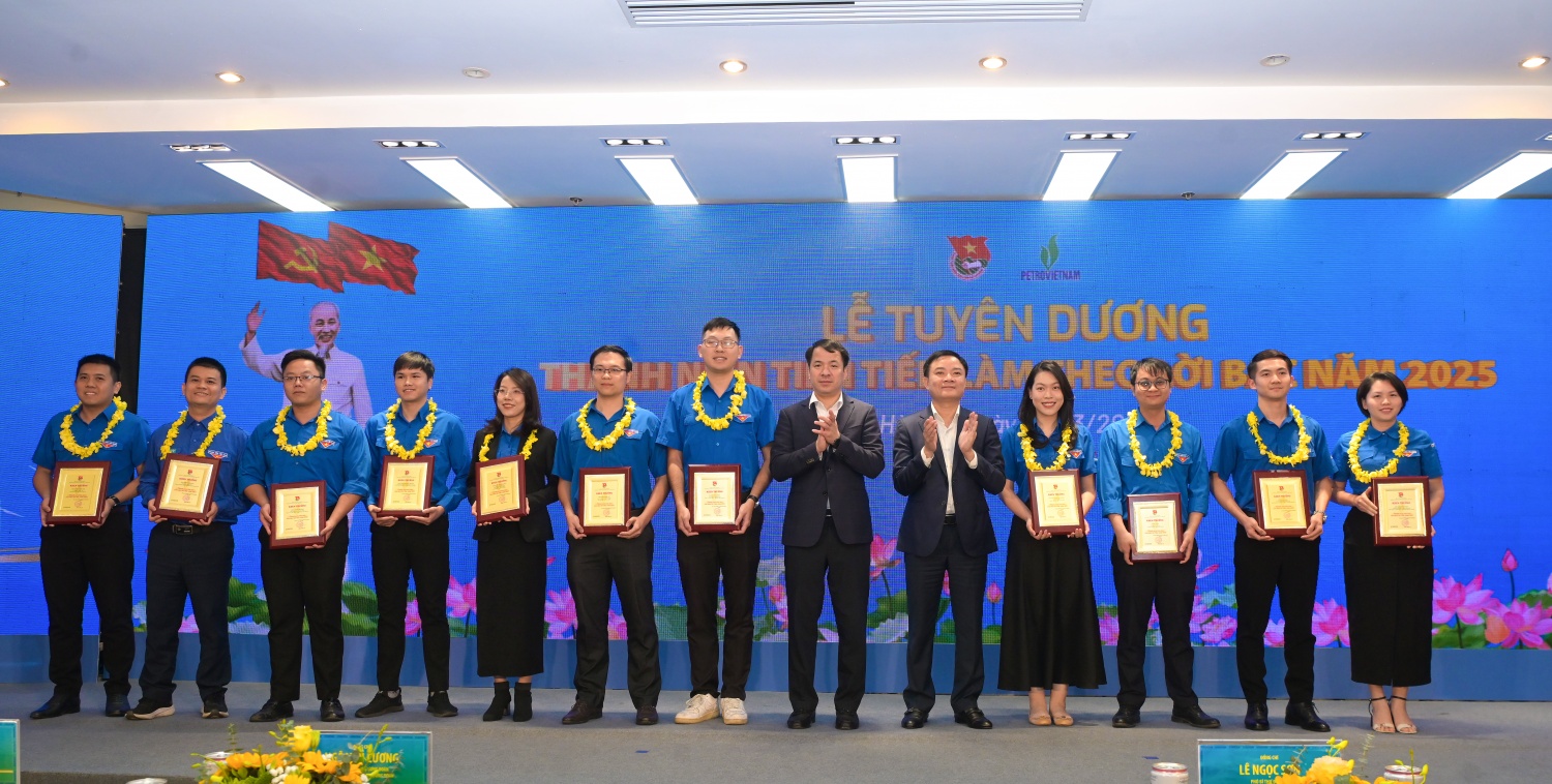 Tổng Giám đốc Petrovietnam Lê Ngọc Sơn và đồng chí Ngô Văn Cương - Bí thư Ban Chấp hành Trung ương Đoàn, Chủ nhiệm UBKT Trung ương Đoàn trao hoa và biểu trưng cho đoàn viên thanh niên đạt danh hiệu Nhà quản lý trẻ tiêu biểu, Cán bộ Đoàn tiêu biểu.