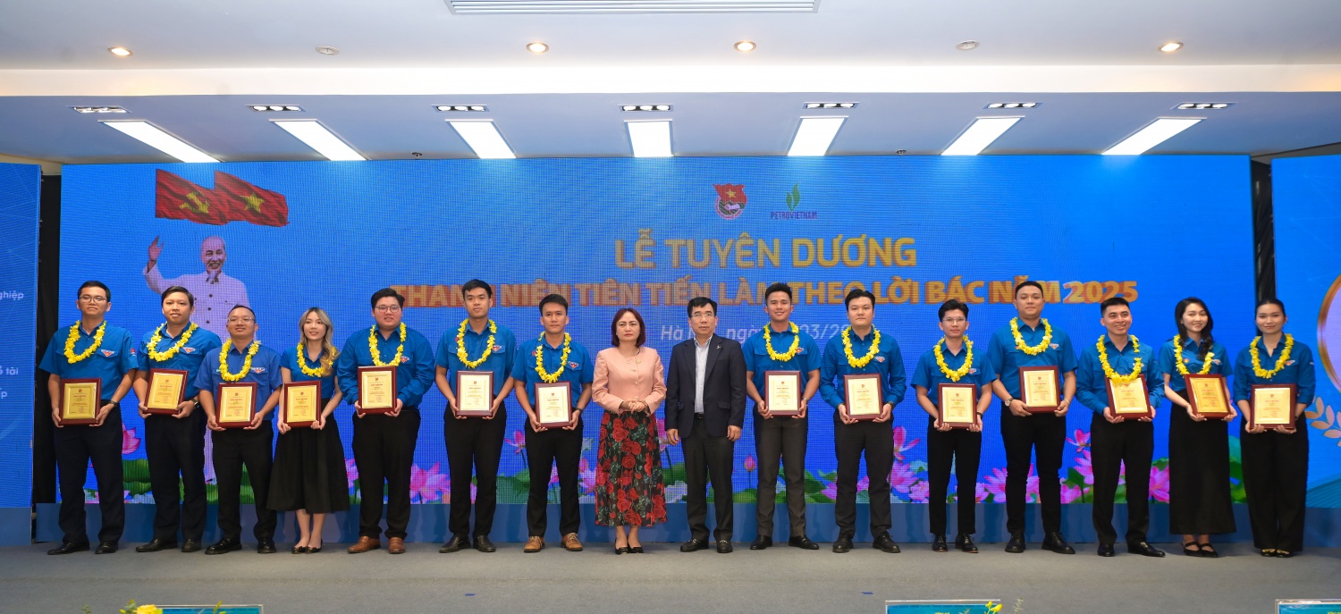 Phó Tổng Giám đốc Petrovietnam Lê Xuân Huyên và Chủ tịch CĐ DKVN Nghiêm Thùy Lan trao hoa và biểu trưng cho các Cán bộ đoàn viên tiêu biểu, Lao động trẻ tiêu biểu, Đảng viên trẻ tiêu biểu.