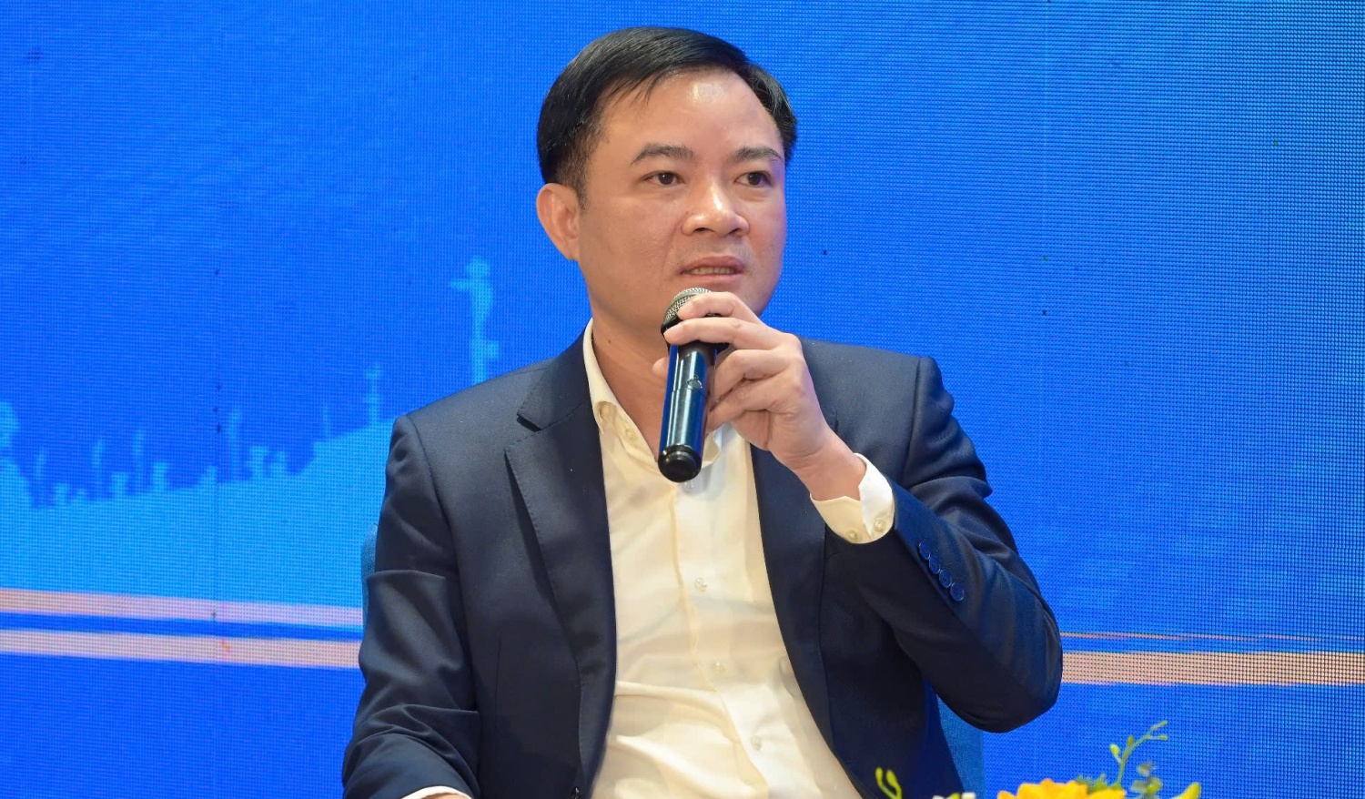 Tổng Giám đốc Petrovietnam Lê Ngọc Sơn trả lời câu hỏi của các đoàn viên, thanh niên. Tổng Giám đốc Petrovietnam Lê Ngọc Sơn trả lời câu hỏi của các đoàn viên, thanh niên.
