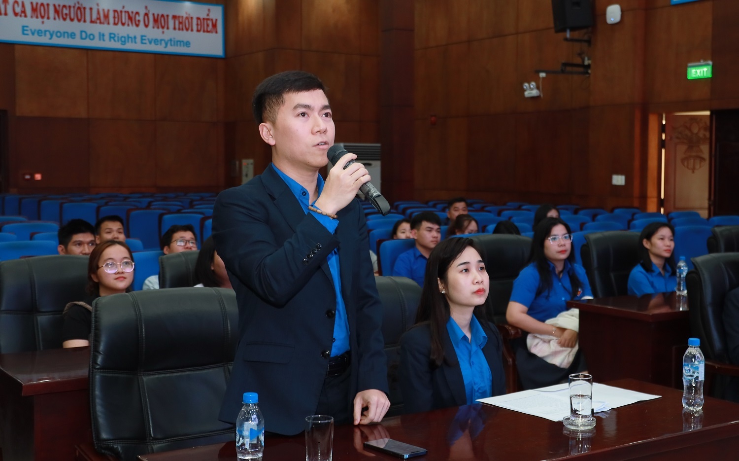 Đồng chí Nguyễn Lê Long - Phó Bí thư Đoàn Thanh niên BSR đại diện Cụm phối hợp hoạt động miền Trung đặt câu hỏi. Đồng chí Nguyễn Lê Long - Phó Bí thư Đoàn Thanh niên BSR đại diện Cụm phối hợp hoạt động miền Trung đặt câu hỏi.