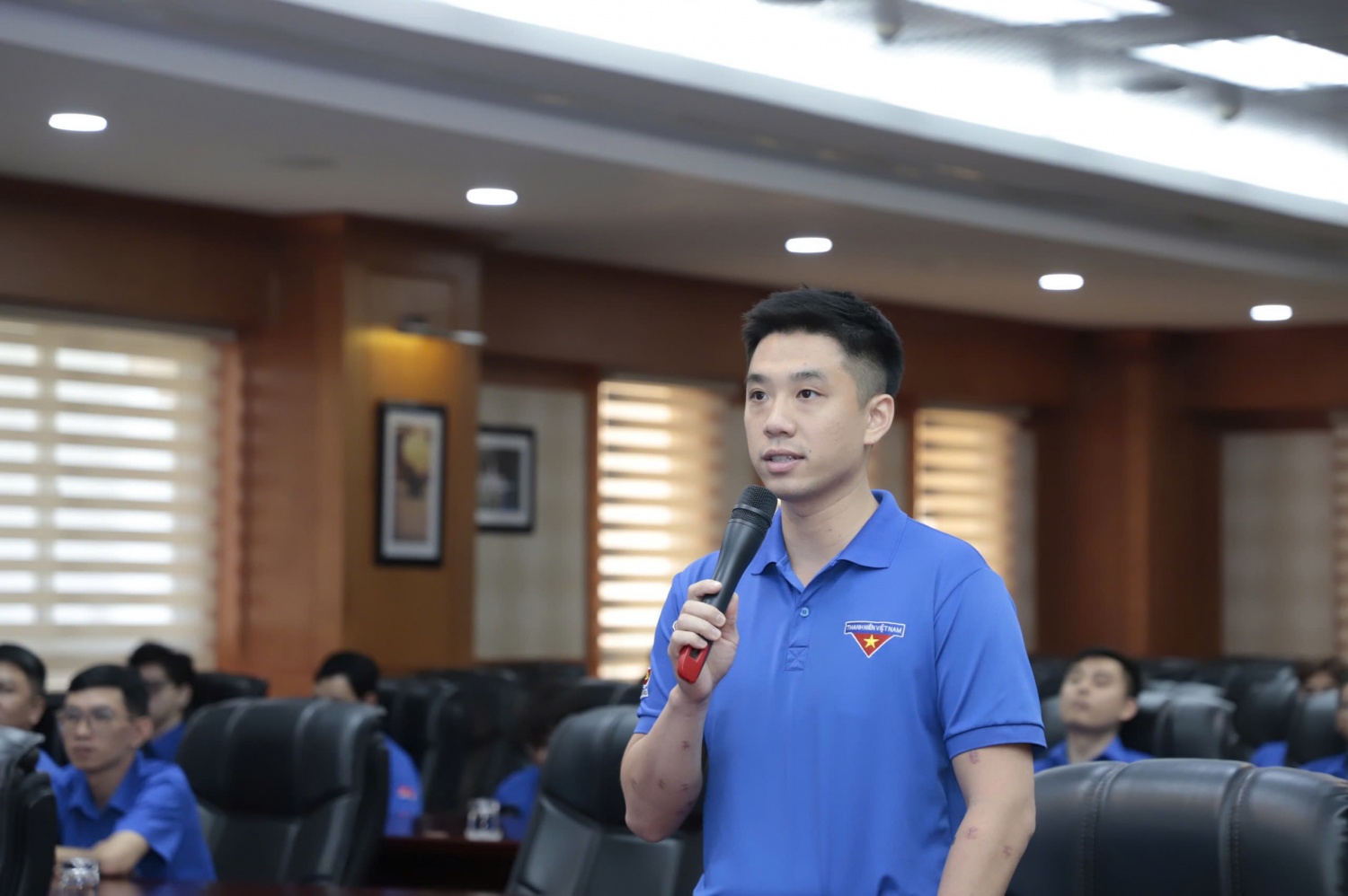 Đồng chí Lưu Hoàng Minh - Ủy viên BTV Đoàn Vietsovpetro đặt câu hỏi ở đầu cầu Bà Rịa - Vũng Tàu. Đồng chí Lưu Hoàng Minh - Ủy viên BTV Đoàn Vietsovpetro đặt câu hỏi ở đầu cầu Bà Rịa - Vũng Tàu.