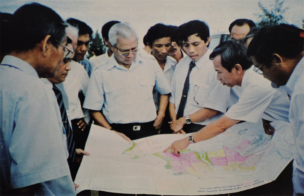 Thủ tướng Võ Văn Kiệt cùng các chuyên gia trong một chuyến khảo sát về công tác xây dựng NMLD Dung Quất.