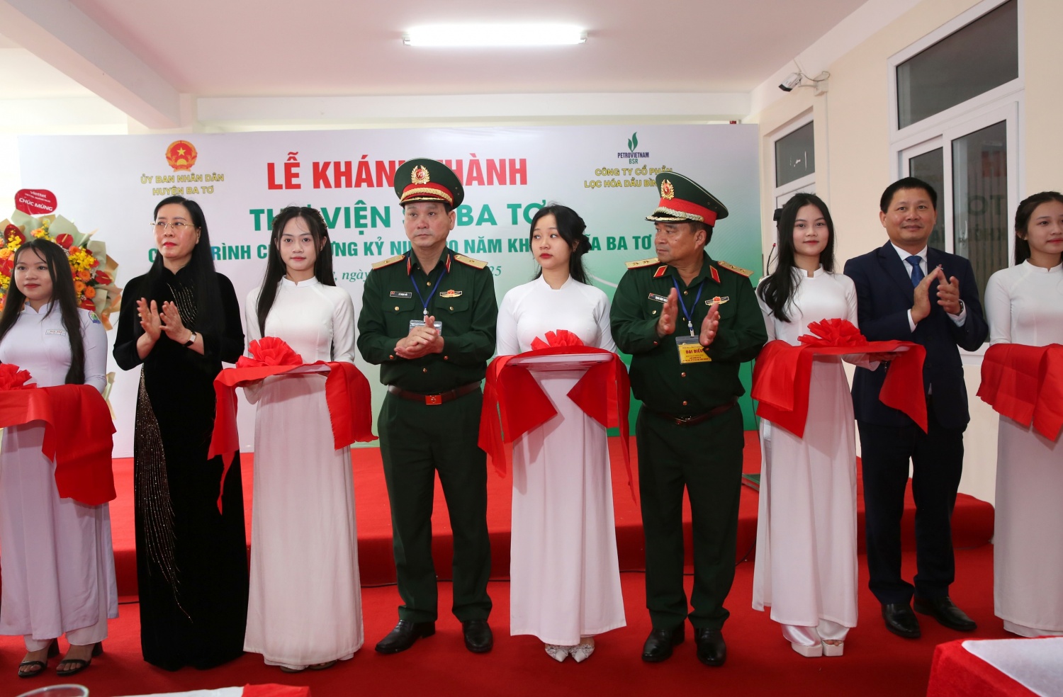 Trong hành trình phát triển của tỉnh Quảng Ngãi, BSR đã đóng góp lớn cho ngân sách của tỉnh. Đồng thời, đơn vị cũng luôn đi đầu trong các hoạt động an sinh xã hội trên toàn quốc. Ảnh: Đại diện các cấp lãnh đạo tỉnh Quảng Ngãi và Chủ tịch HĐQT BSR Bùi Ngọc Dương (thứ 2 từ phải sang) khánh thành thư viện số tại huyện Ba Tơ do BSR tài trợ.
