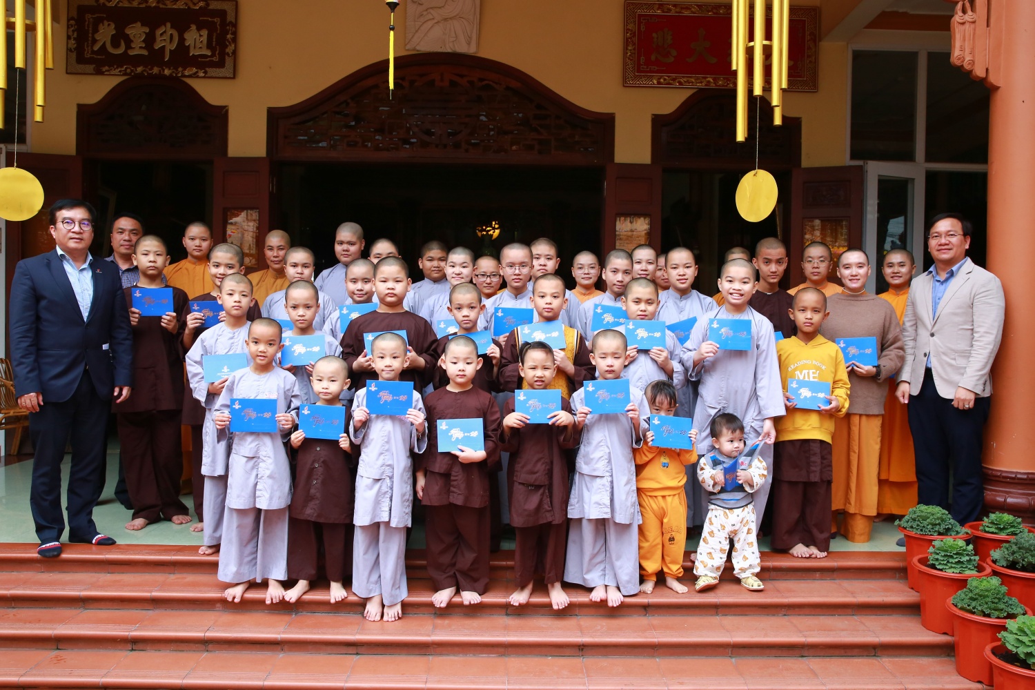 Tổng Giám đốc BSR Nguyễn Việt Thắng (ngoài cùng bên trái) trao các phần quà cho các em nhỏ mồ côi.