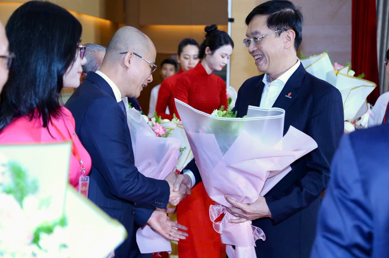 Đồng chí Trần Quang Dũng, Phó Bí thư thường trực Đảng ủy Petrovietnam chúc mừng Ban Chấp hành Đảng bộ PV GAS D nhiệm kỳ 2025 - 2030