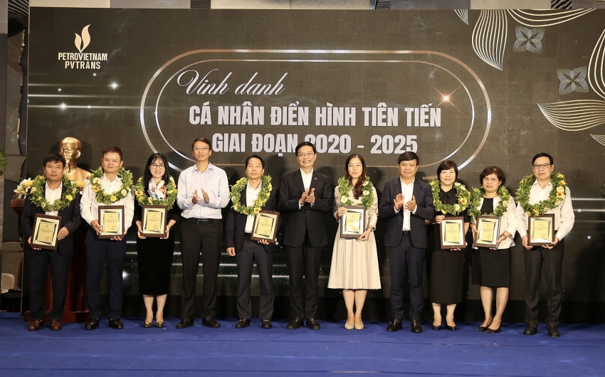 Đại diện lãnh đạo Petrovietnam, ông Trần Quang Dũng - Phó Bí thư thường trực Đảng ủy Tập đoàn, ông Trần Hồng Nam - Thành viên HĐTV Tập đoàn và ông Phạm Việt Anh - Chủ tịch HĐQT PVTrans trao biểu trưng vinh danh các cá nhân điển hình tiên tiến giai đoạn 2020-2025.