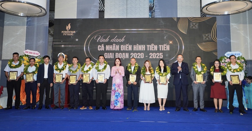 Bà Nghiêm Thùy Lan - Chủ tịch Công đoàn Dầu khí Việt Nam, ông Nguyễn Duyên Hiếu - Tổng Giám đốc PVTrans và ông Nguyễn Quốc Thịnh - Phó Tổng Giám đốc PVTrans trao biểu trưng vinh danh các cá nhân điển hình tiên tiến giai đoạn 2020-2025.