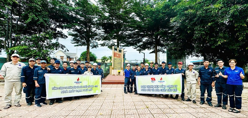 Đoàn cơ sở Nhà máy ra quân thực hiện sửa chữa điện cho các gia đình khó khăn trên địa bàn.