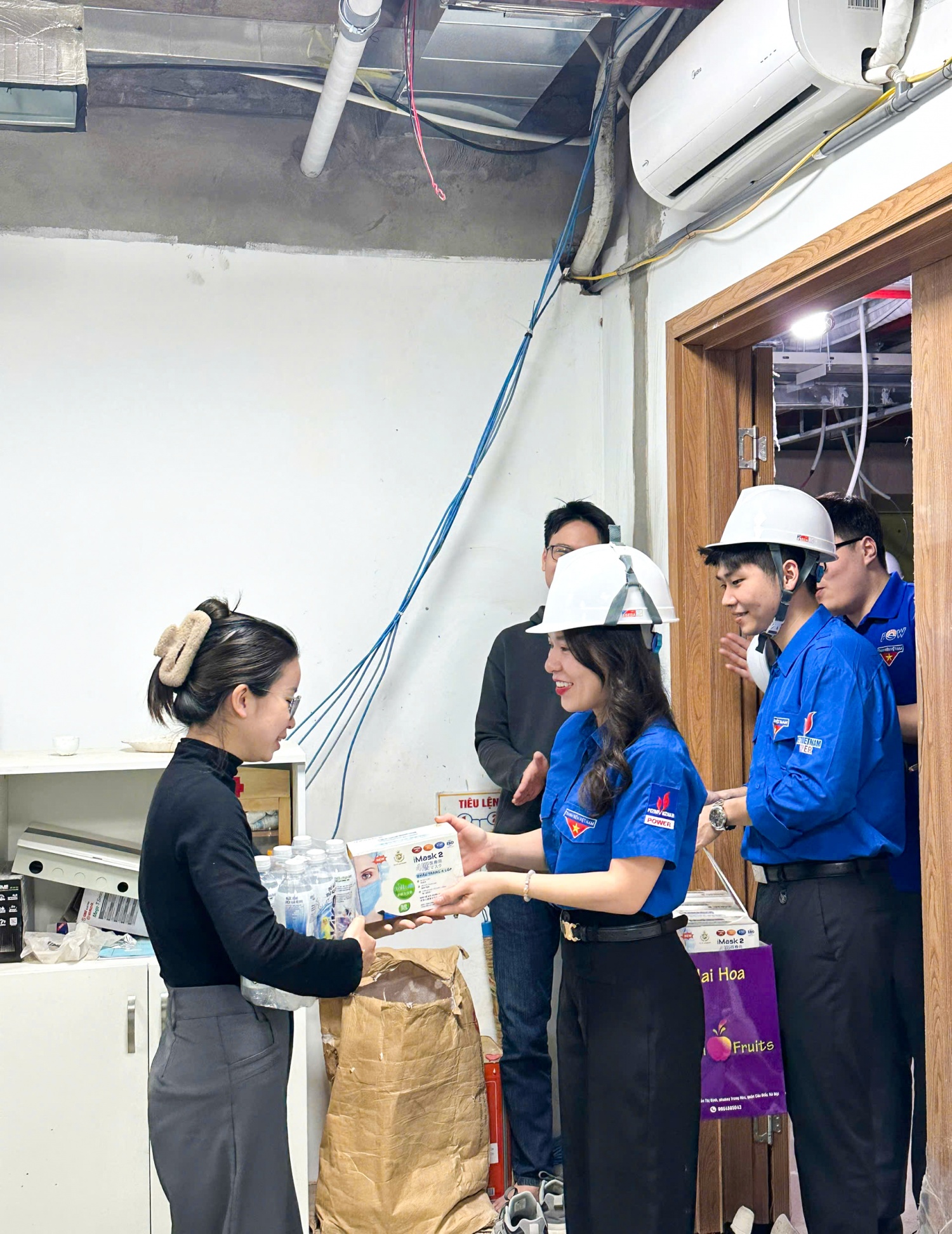 Bí thư Đoàn Thanh niên PV Power Nguyễn Huyền My tặng nhu yếu phẩm cho CBCNV, người lao động.