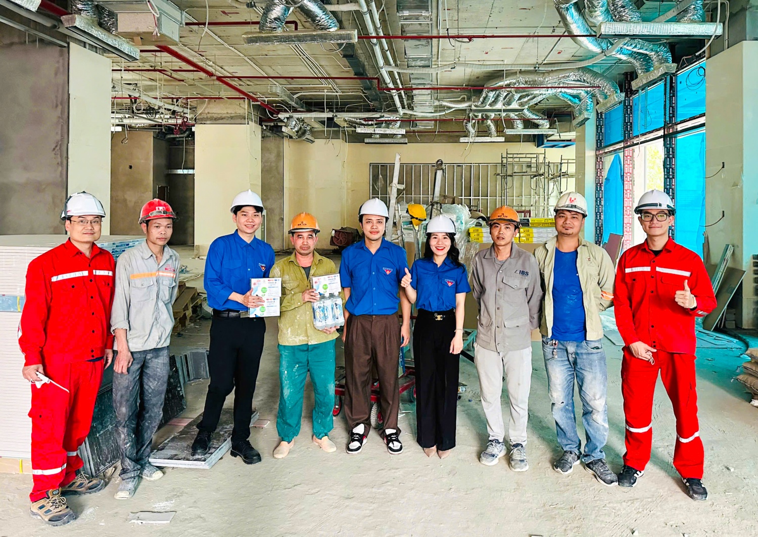 Đoàn Thanh niên PV Power thăm hỏi, động viên và tặng quà CBCNV, người lao động trên công trường dự án.