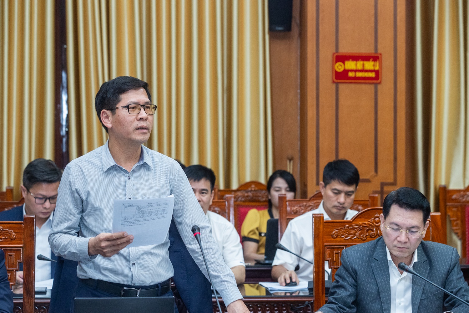 Ông Phan Văn Hiến - Phó trưởng Ban Kinh tế - Đầu tư Petrovietnam báo cáo các vấn đề tồn đọng và kiến nghị UBND tỉnh Thái Bình hỗ trợ xử lý.