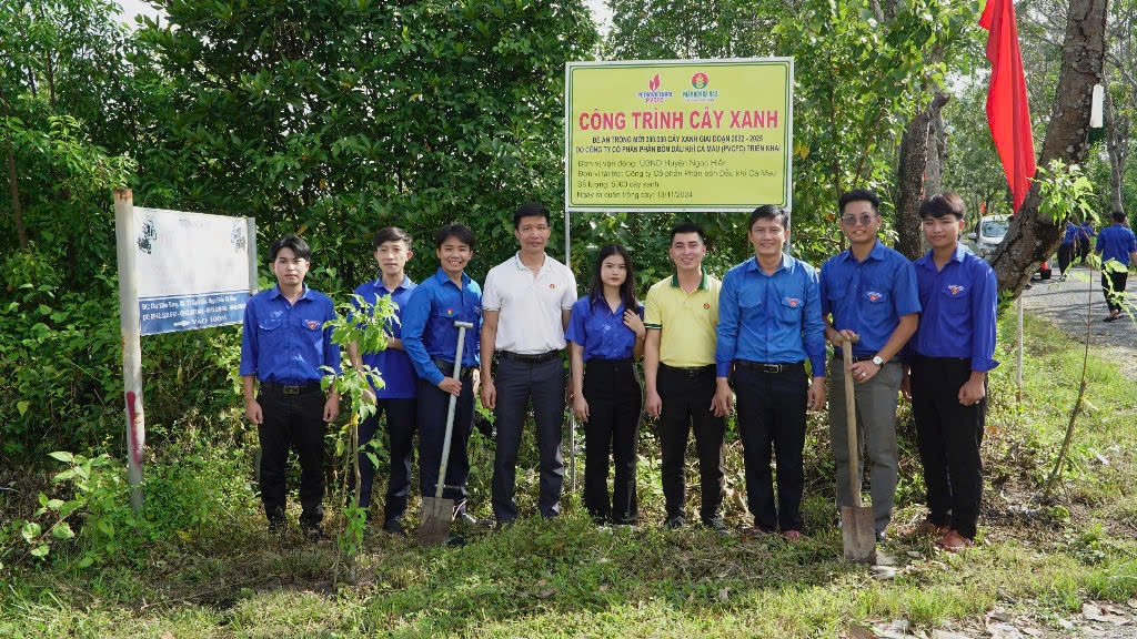 Đồng chí Nguyễn Văn Tú - Bí thư Đoàn Thanh niên PVCFC cùng các đoàn viên, thanh niên Công ty tham gia hoạt động trồng cây xanh