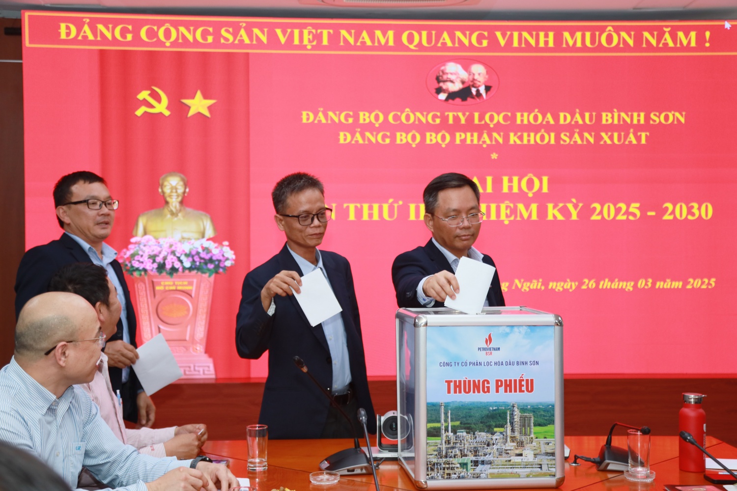Các đảng viên tiến hành bỏ phiếu bầu cử tại Đại hội.