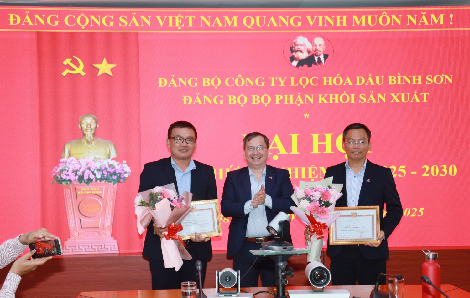 Đồng chí Khương Lê Thành - Phó Bí thư thường trực Đảng uỷ BSR trao tặng bằng khen cho đại diện Đảng bộ Khối Sản xuất.