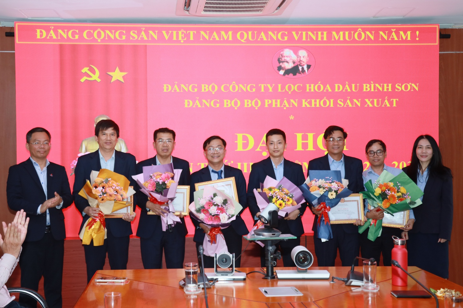 Đảng bộ Khối Sản xuất trao tặng bằng khen cho các đảng viên hoàn thành xuất sắc nhiệm vụ trong nhiệm kỳ 2020 - 2025.