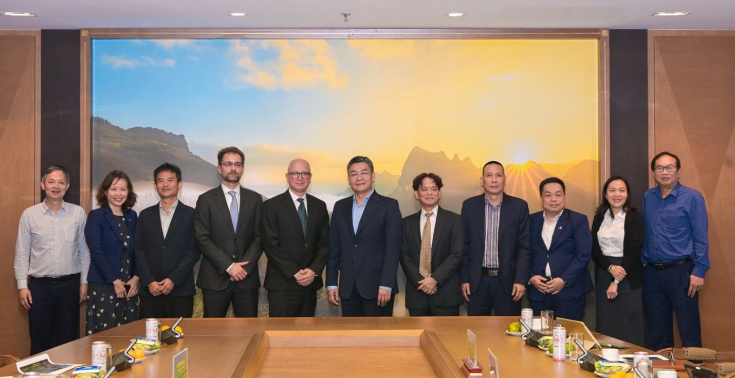 Petrovietnam Vice President Le Manh Cuong receives the working delegation of ENE Vietnam.