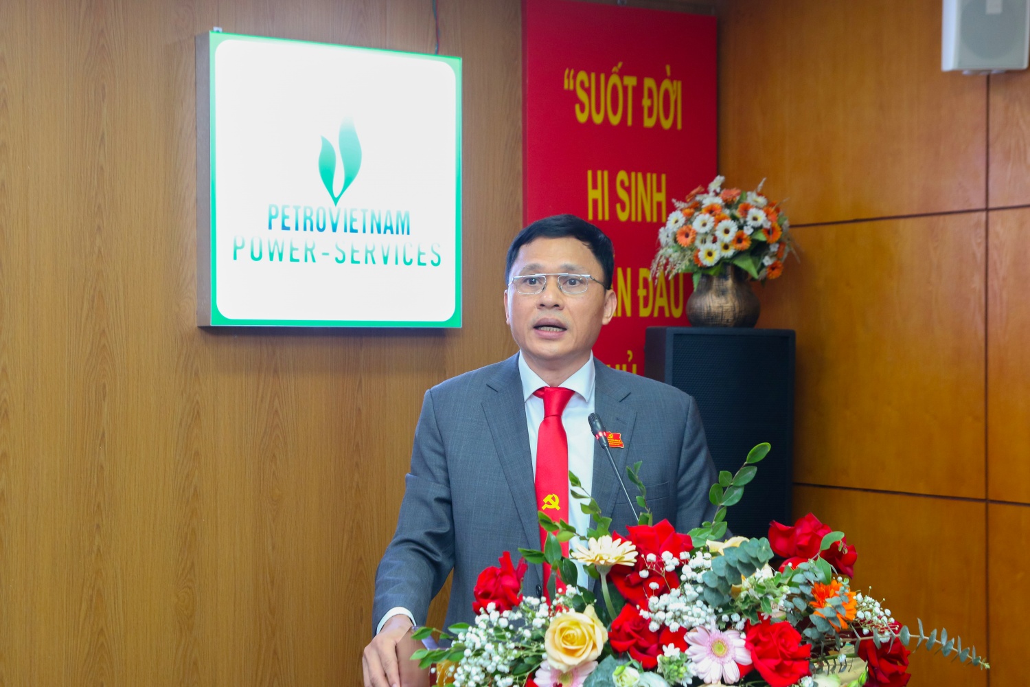 Đồng chí Bùi Duy Nhị, Bí thư Đảng ủy, Chủ tịch HĐQT Công ty báo cáo về kết quả nhiệm kỳ 2020-2025 và phương hướng nhiệm kỳ 2025-2030.
