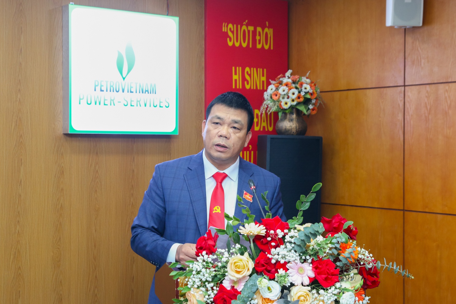 Đồng chí Vũ Anh Tuấn, Phó Bí thư Đảng ủy, Giám đốc Công ty báo cáo tại Đại hội