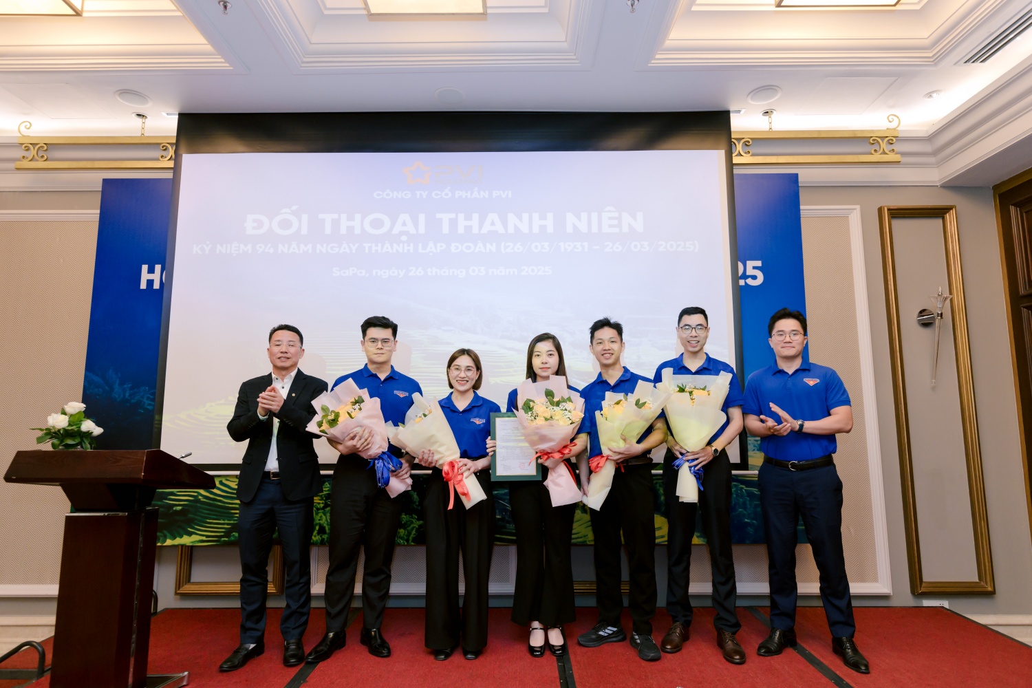 Ông Nguyễn Tuấn Tú và ông Phan Trương Thái - Bí thư Đoàn Thanh niên PVI trao Quyết định và tặng hoa chúc mừng Ban Chấp hành Chi đoàn Cơ quan Công ty mẹ PVI