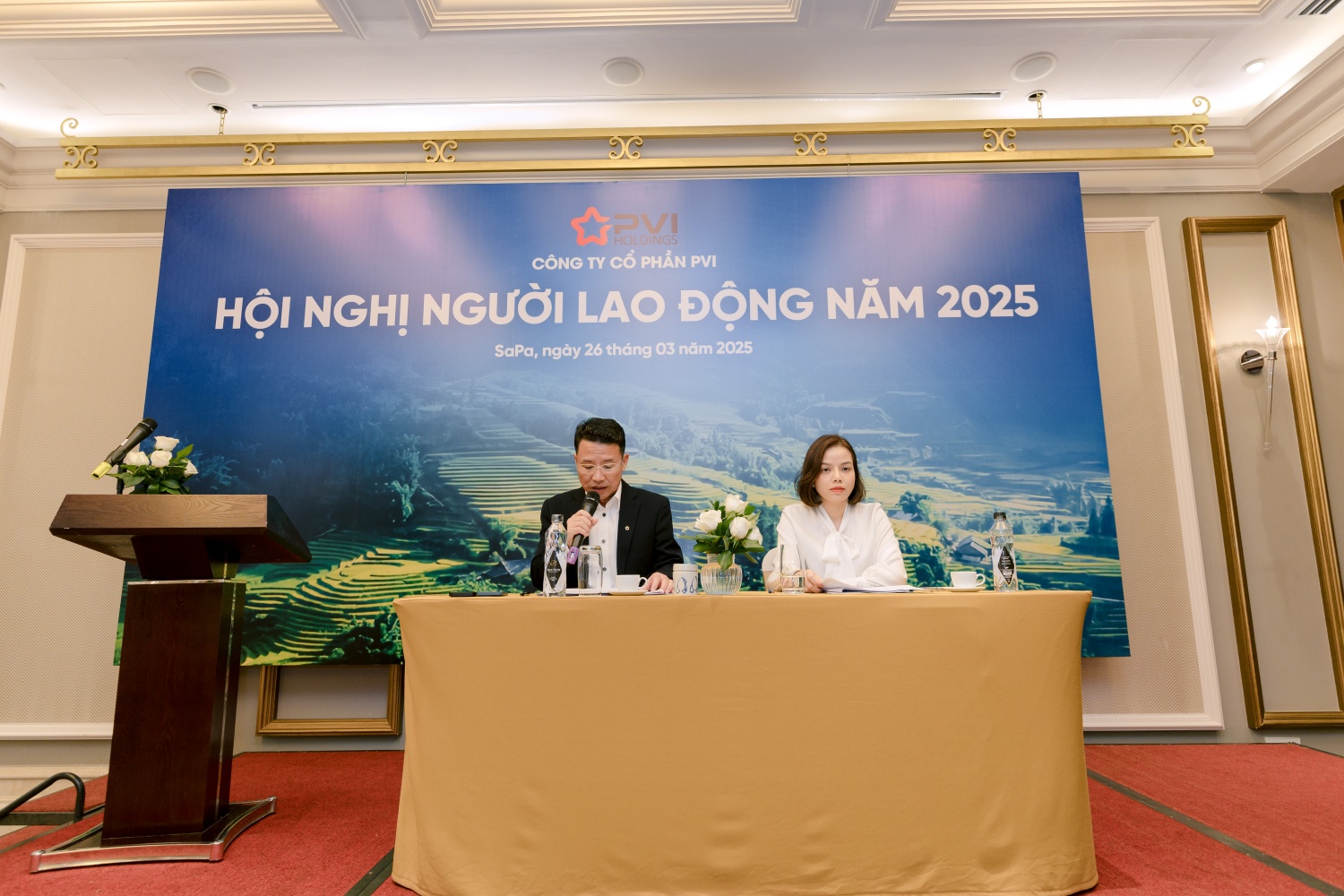 Đoàn Chủ tịch điều hành hội nghị, gồm: Ông Nguyễn Tuấn Tú - Phó Chủ tịch HĐQT, Tổng Giám đốc PVI và bà Đào Hải Yến - Phó Chủ tịch Công đoàn Công ty mẹ PVI.