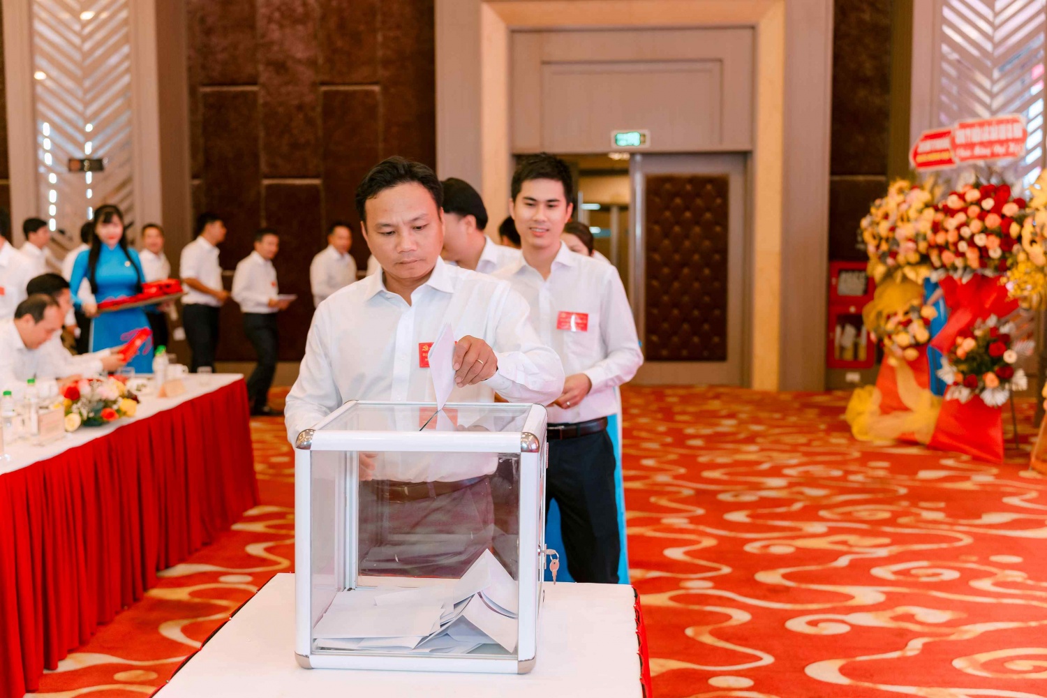 Các đại biểu tham gia bỏ phiếu