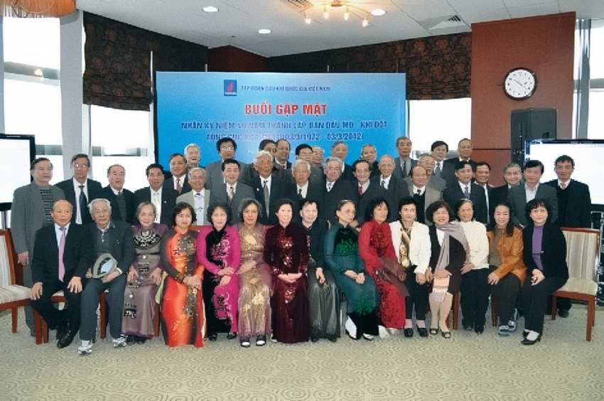 Ông Nguyễn Đông Hải chụp ảnh lưu niệm cùng các đồng nghiệp tại buổi gặp mặt nhân Kỷ niệm 40 năm Thành lập Ban Dầu mỏ - Khí đốt Tổng cục Hóa chất (3-3-2012)