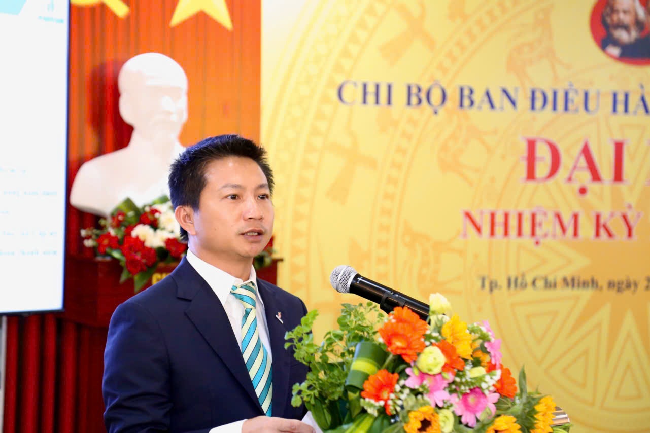 Đồng chí Hoàng Việt Bách báo cáo tại đại hội