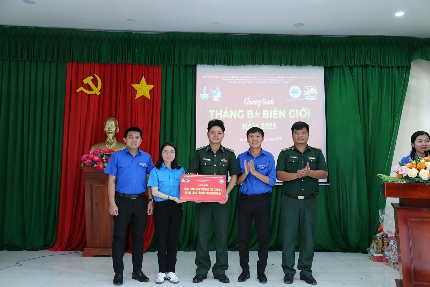 Đoàn PVTrans trao tặng công trình sân thể thao cho chiến sĩ biên phòng và 100 lá cờ Tổ quốc cho người dân.