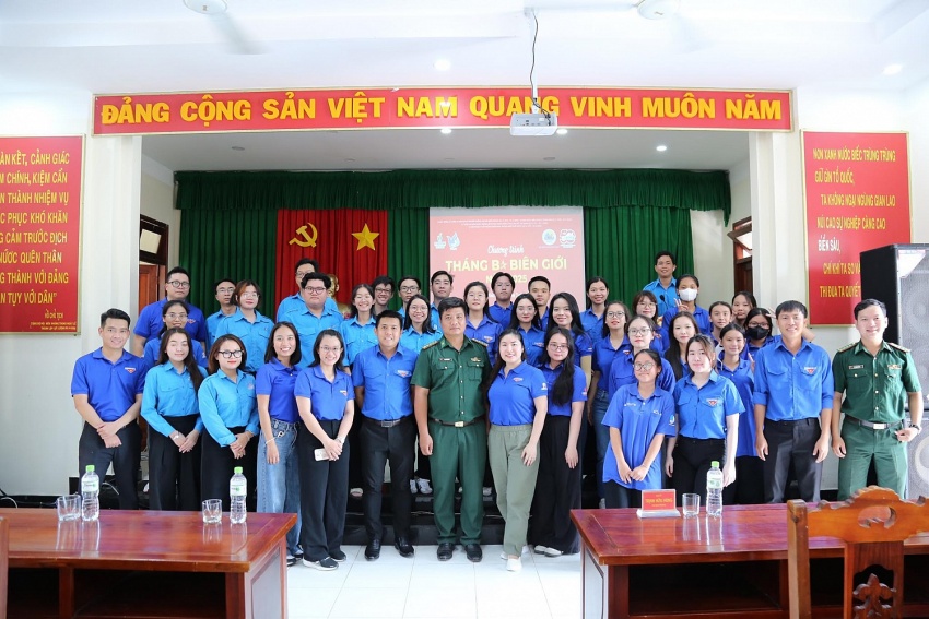 Đoàn PVTrans và lực lượng biên phòng chụp ảnh lưu niệm trong chương trình “Tháng Ba biên giới”.