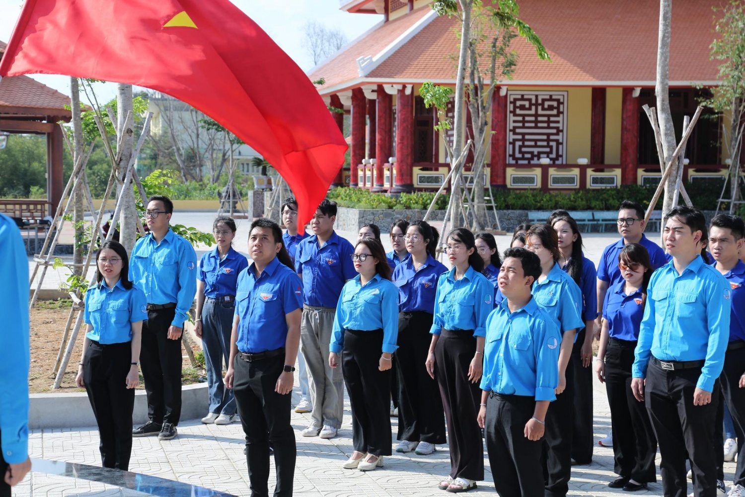 Đoàn PVTrans thực hiện nghi thức chào cờ, thể hiện tinh thần yêu nước, trung thành với lý tưởng cách mạng.