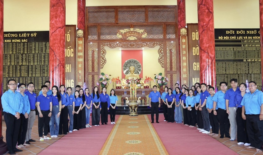 Đoàn PVTrans dâng hương tưởng niệm các anh hùng liệt sĩ tại Đền thờ liệt sĩ Rừng Sác - Cần Giờ.