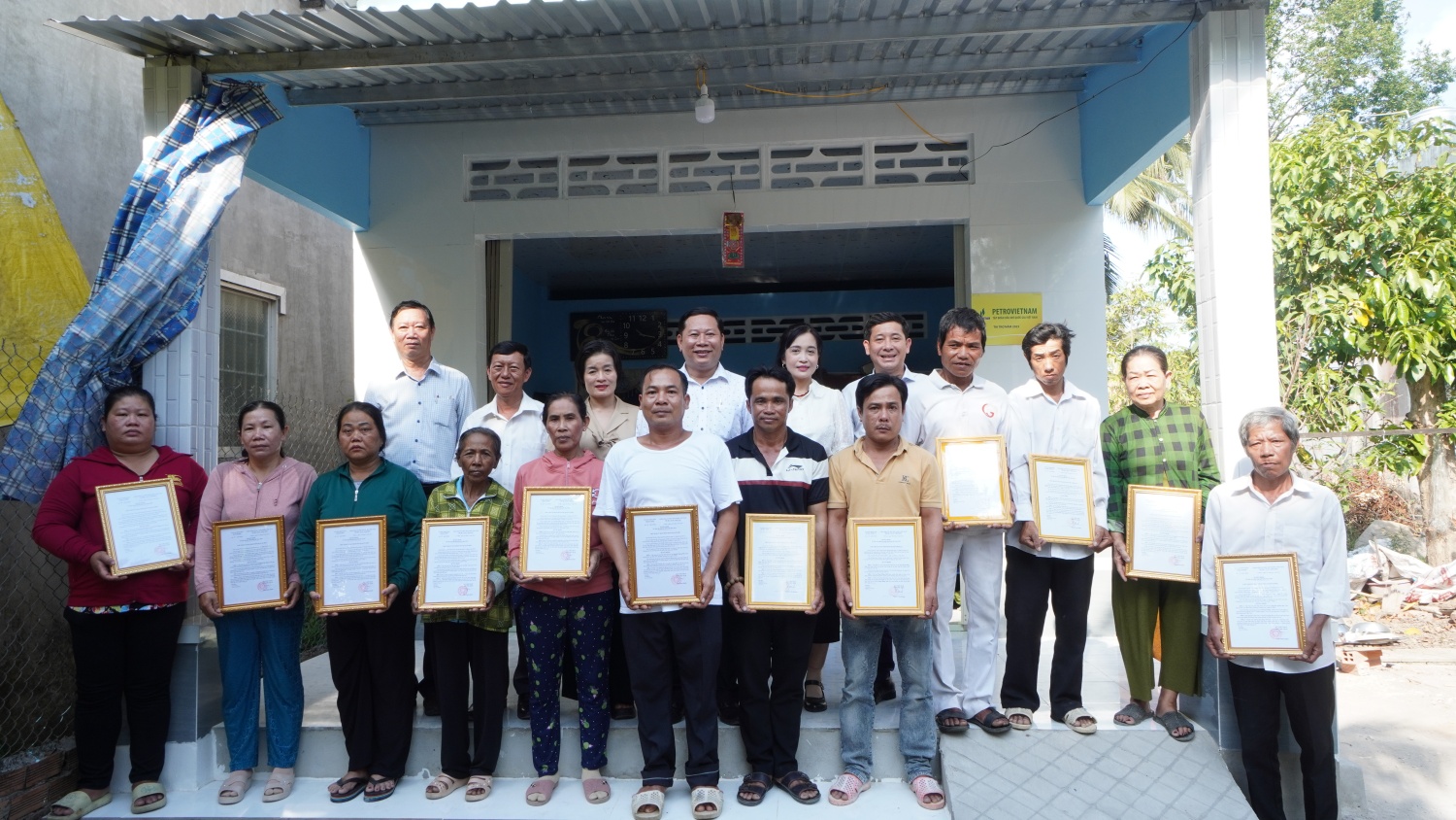 Những hộ dân được nhận nhà Đại đoàn kết.