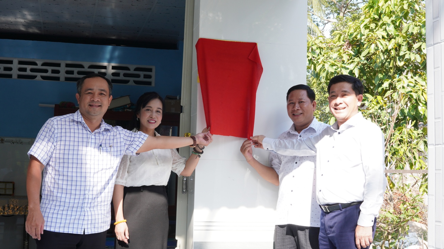 Các đơn vị kéo băng khánh thành nhà Đại đoàn kết.