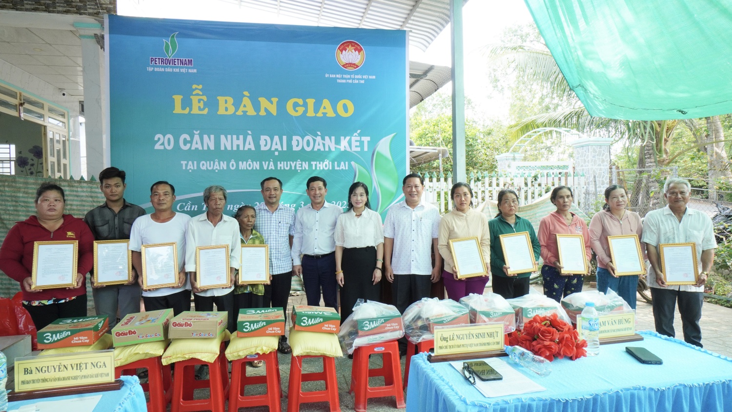 Đại diện Ủy ban MTTQ Việt Nam TP Cần Thơ và Petrovietnam trao quyết định bàn giao nhà cho các hộ dân.