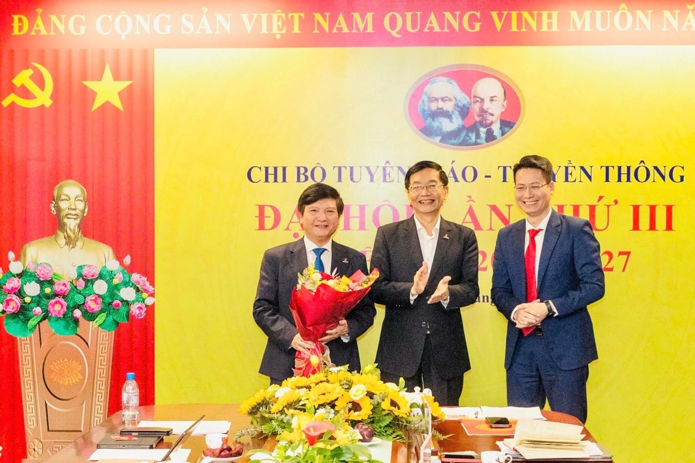 Đồng chí Trần Quang Dũng, Phó Bí thư Thường trực Đảng uỷ tặng hoa chúc mừng Chi uỷ Chi bộ Tuyên giáo – Truyền thông khoá III.