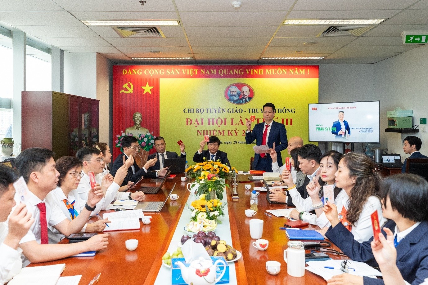 Các đại biểu biểu quyết tại Đại hội.