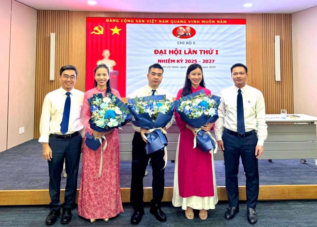 Chi ủy Chi bộ 5 nhiệm kỳ 2025-2027 ra mắt Đại hội.