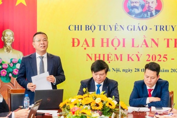 Đồng chí Nguyễn Quang Hùng, Phó Trưởng Ban phụ trách Ban TT&VHDN thay mặt Đoàn chủ tịch điều hành nội dung thảo luận tại Đại hội.