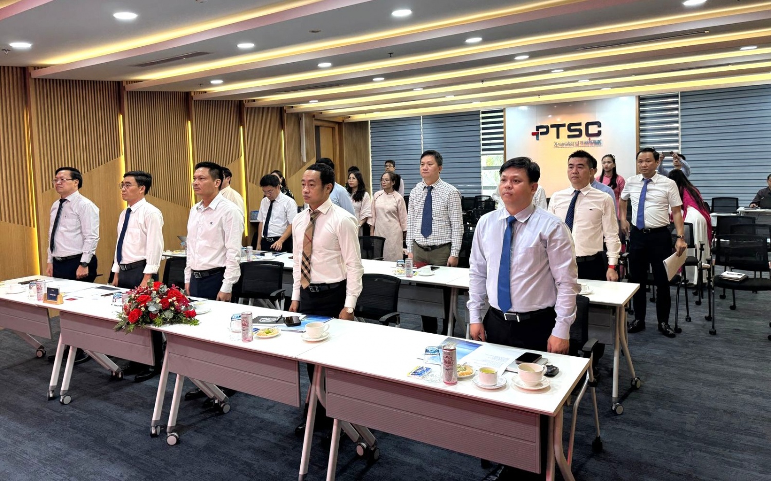 Các đại biểu và đảng viên thực hiện nghi thức chào cờ