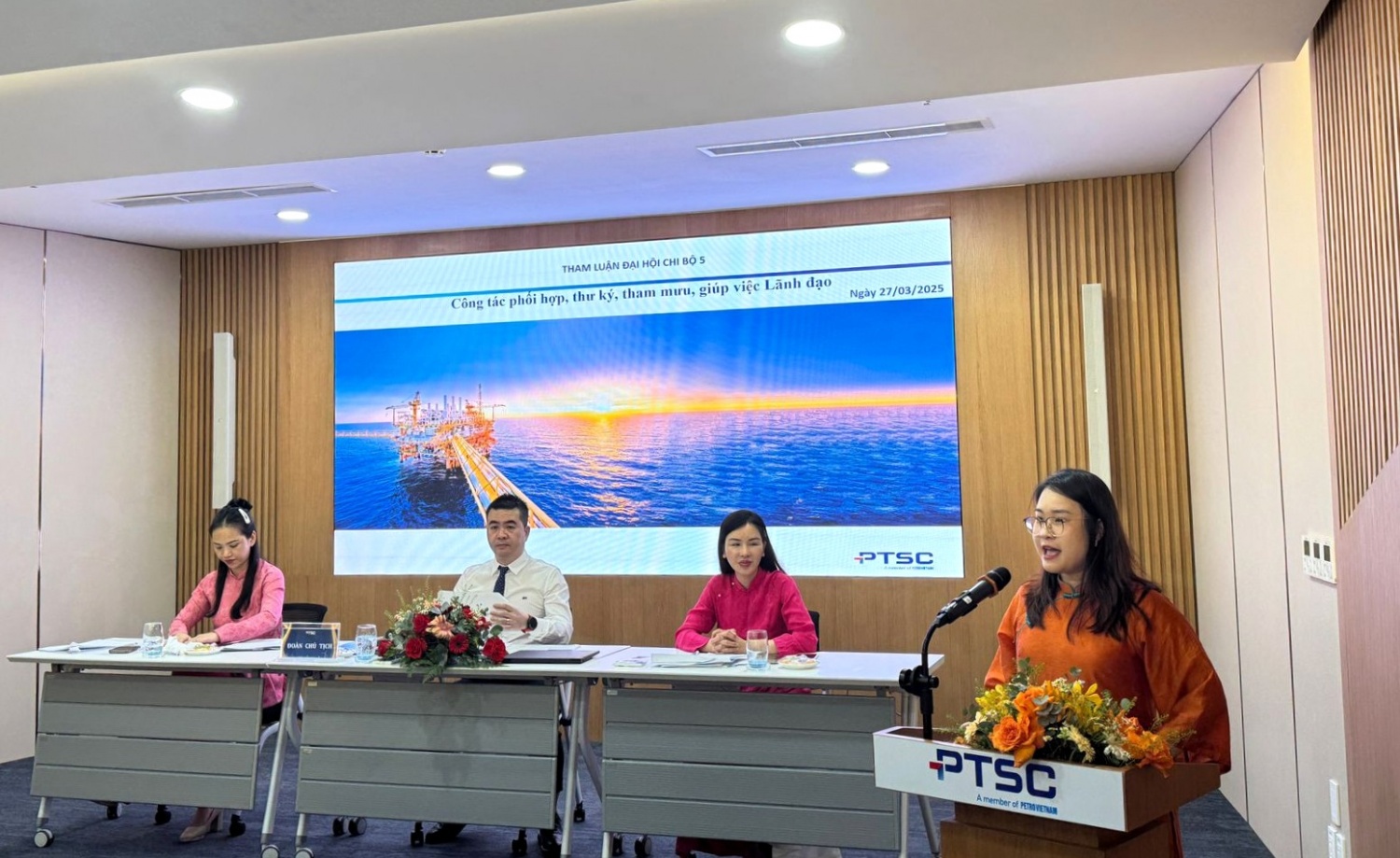 Đảng viên trình bày tham luận tại Đại hội, với nội dung tập trung vào công tác phối hợp, thư ký và tham mưu giúp việc lãnh đạo.